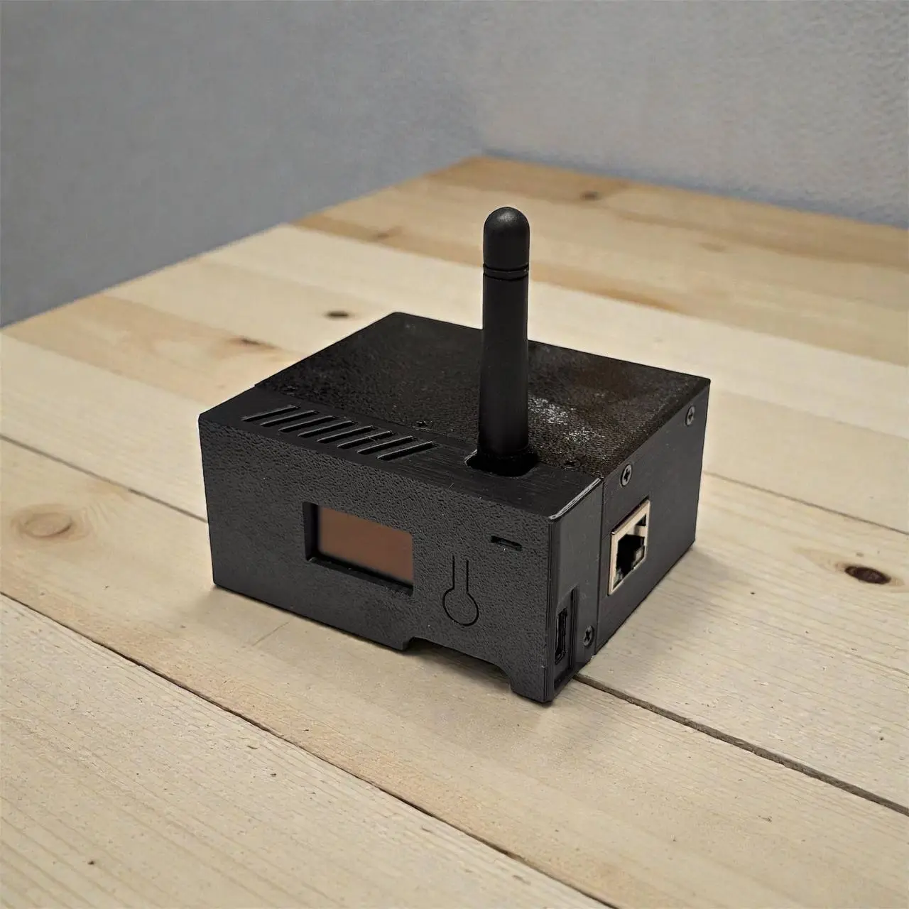 TALLY-NODE Master enclosure with its display and RJ45 connection